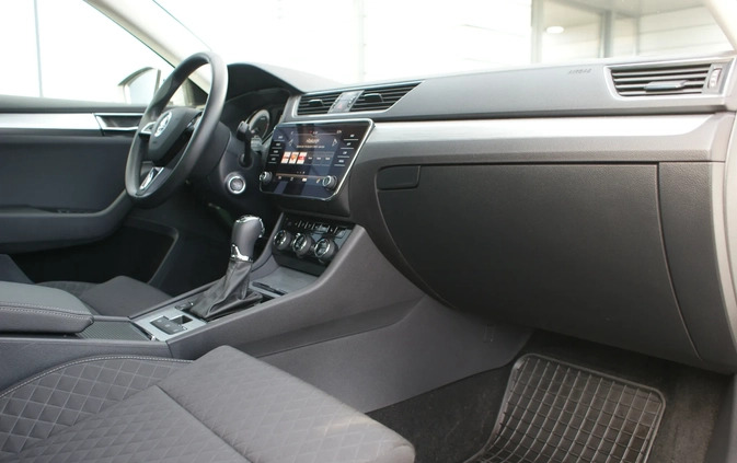 Skoda Superb cena 106900 przebieg: 54499, rok produkcji 2019 z Świerzawa małe 704